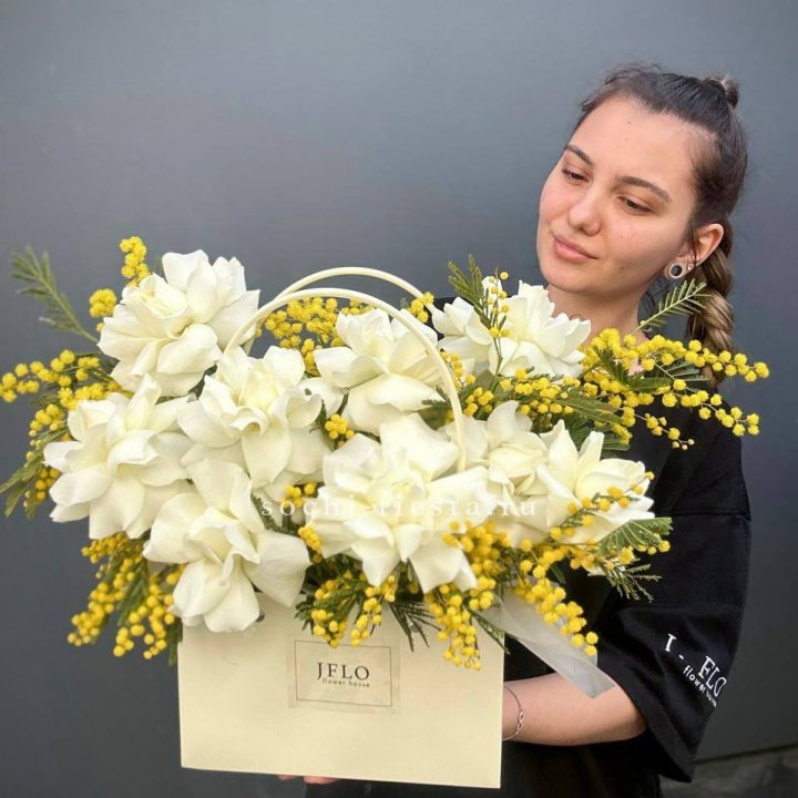 Французские Розы и мимоза  в сумочке  в Набережных Челнах