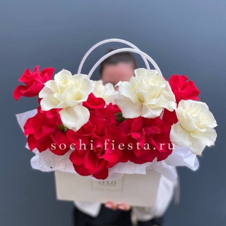 Сумочка  красных и белых роз в Набережных Челнах