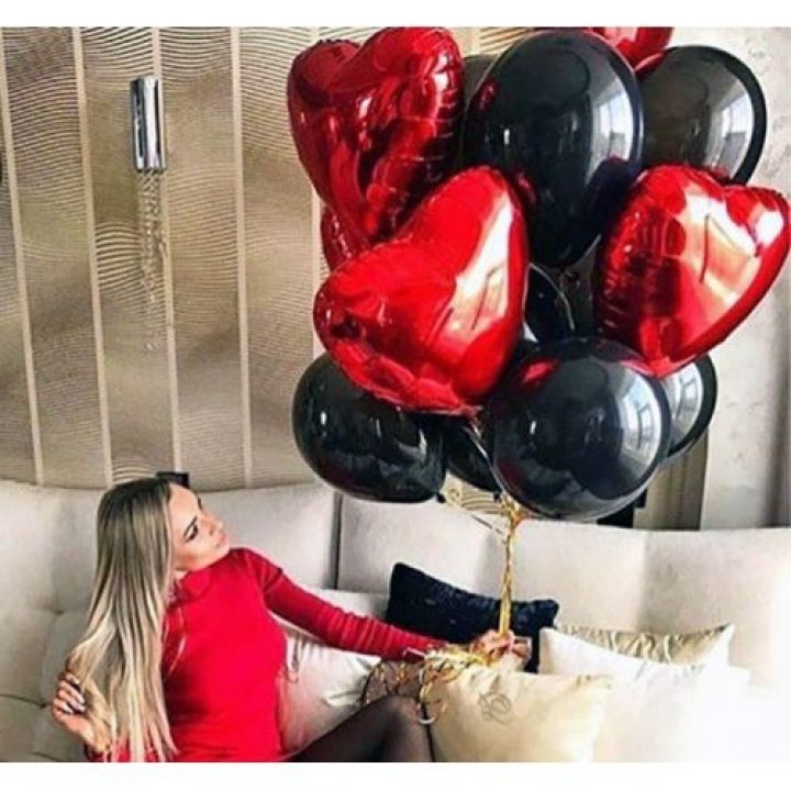 Фонтан из красных сердец с чёрными шарами  в Набережных Челнах