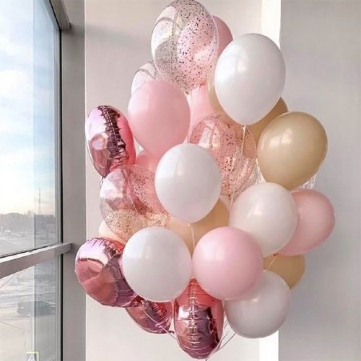 Фонтан шаров розового и белого цветов в Набережных Челнах