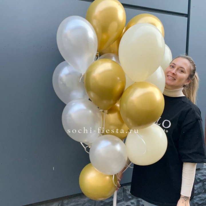 Облако шаров из белого и золотого оттенков в Набережных Челнах
