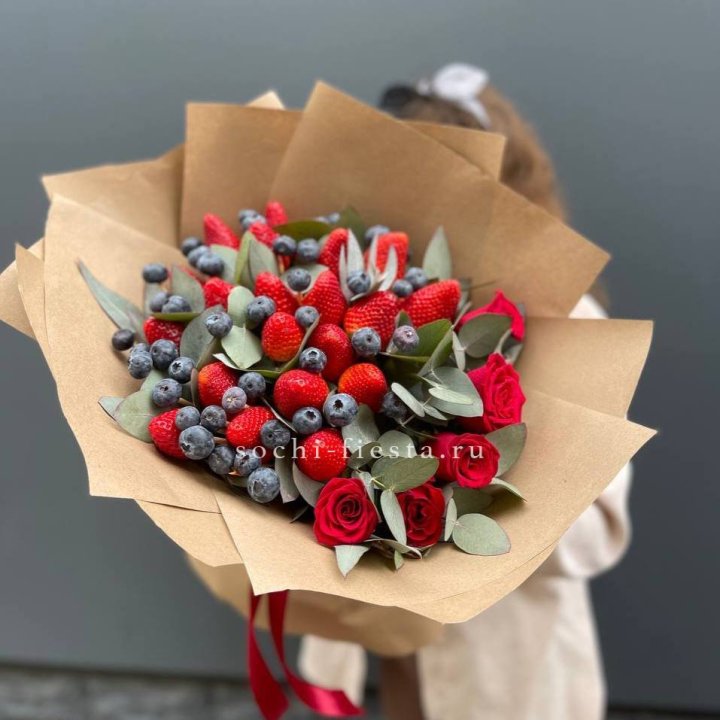 Клубника и голубика с цветами в Набережных Челнах
