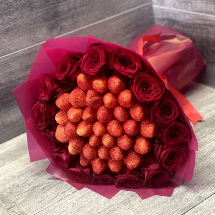 Клубничный букет с розами в Набережных Челнах