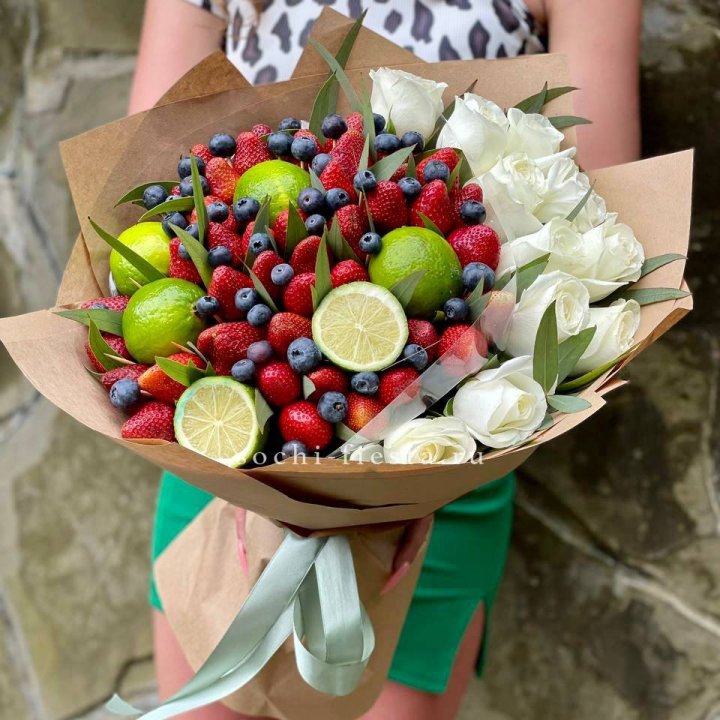 Ягодно-цитрусовый букет с розами в Набережных Челнах