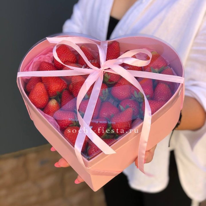 Коробочка сердце  с клубникой в Набережных Челнах