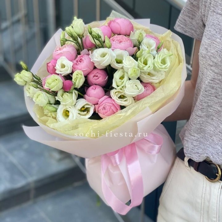 Букет кустовых роз с эустомой в Набережных Челнах