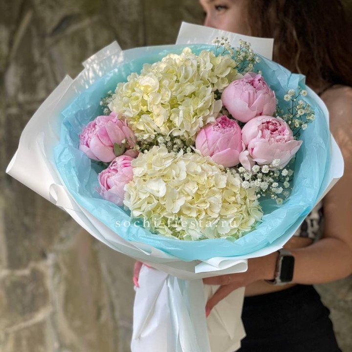 Букет с пионами "Блюсом" в Набережных Челнах