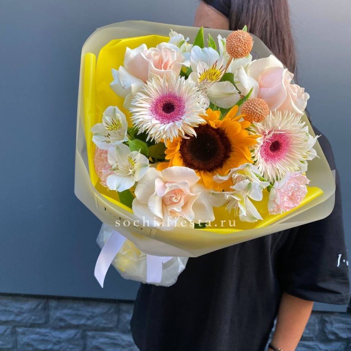 Букет с подсолнухом "Елоу" в Набережных Челнах