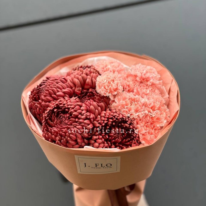 Букет хризантем и диантусов  в Набережных Челнах