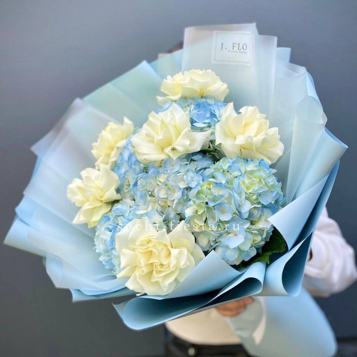  Букет из голубых гортензий и роз  в Набережных Челнах
