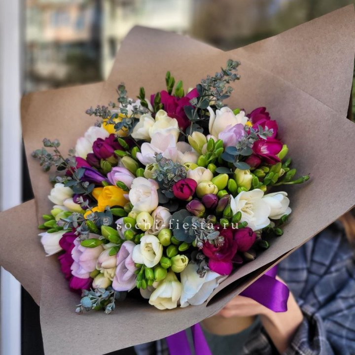 Букет фрезий "Радуга" в Набережных Челнах