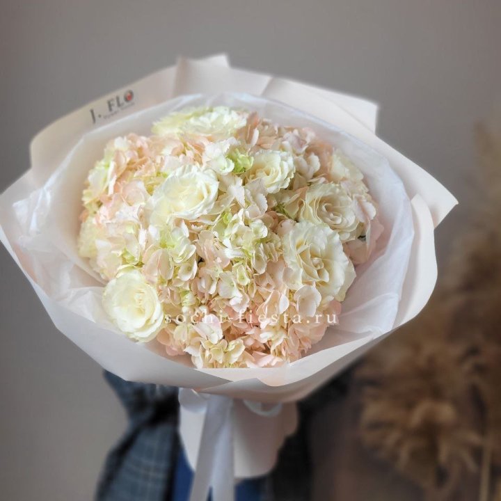  Букет гортензии и роз  в Набережных Челнах