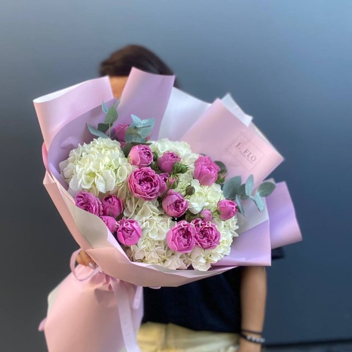 Букет белых гортензий и пионовидных роз  в Набережных Челнах