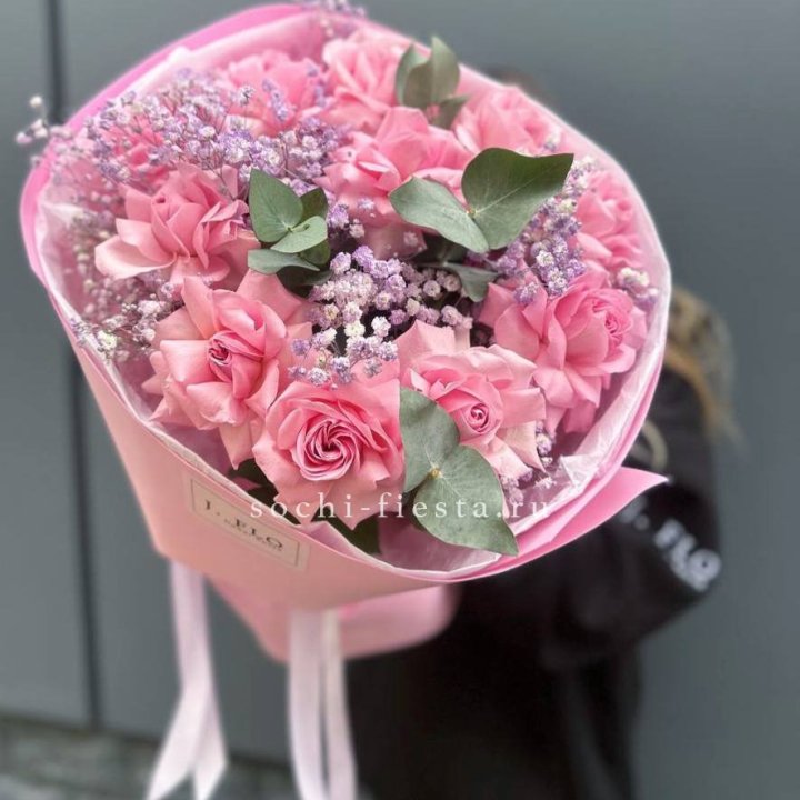 Розовые французские розы с гипсофилой в Набережных Челнах