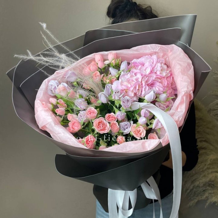  Букет гортензии и роз "Саперави" в Набережных Челнах