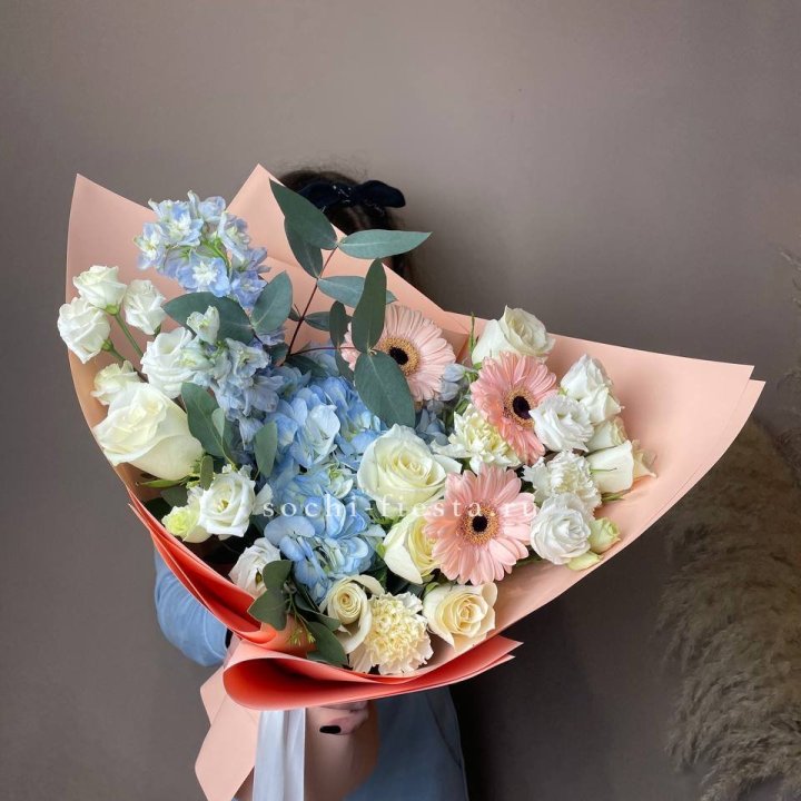  Букет гортензии и роз "Валенсия" в Набережных Челнах