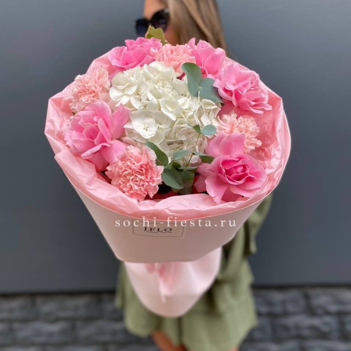  Букет роз и гортензии "Навола" в Набережных Челнах