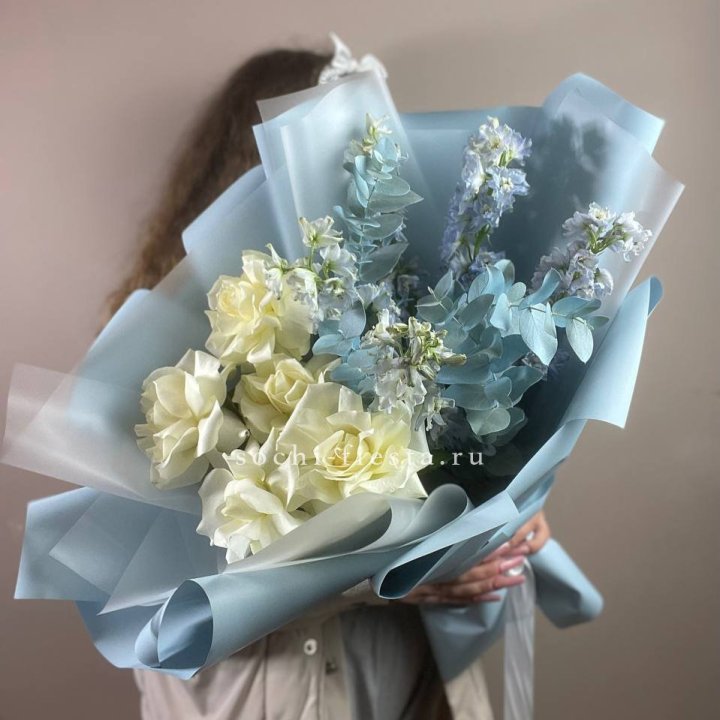 Букет из белых французских роз и дельфиниума в Набережных Челнах