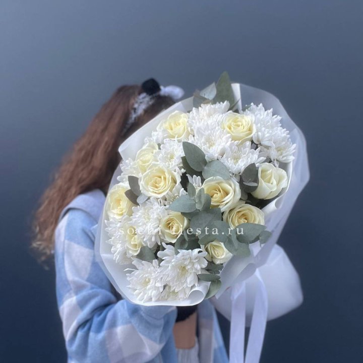  Букет белых роз с хризантемой  в Набережных Челнах
