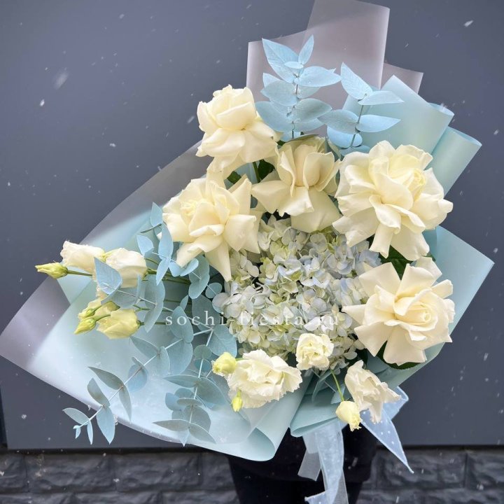 Букет с гортензией и белыми французскими розами в Набережных Челнах
