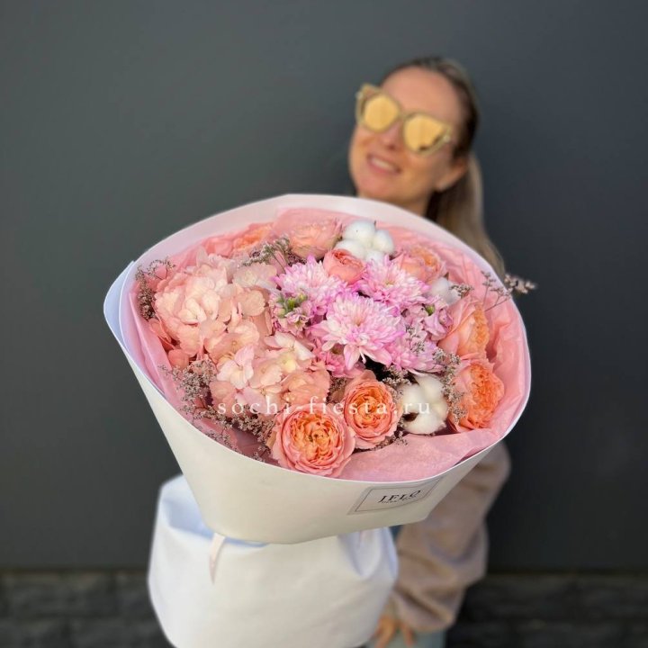 Букет гортензии и кустовых роз  в Набережных Челнах