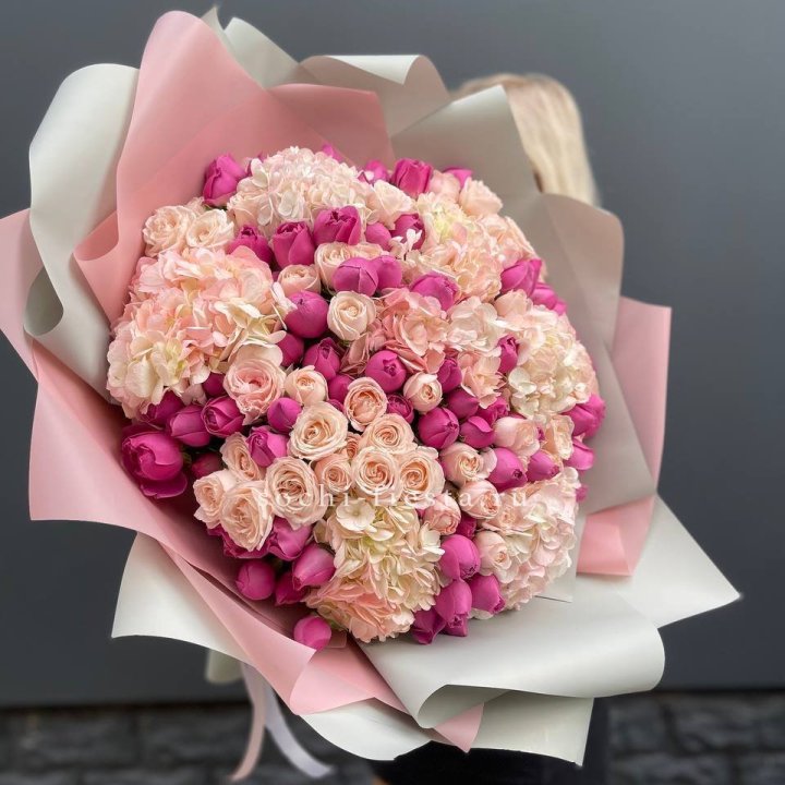 Букет кустовые розы и гортензия в Набережных Челнах