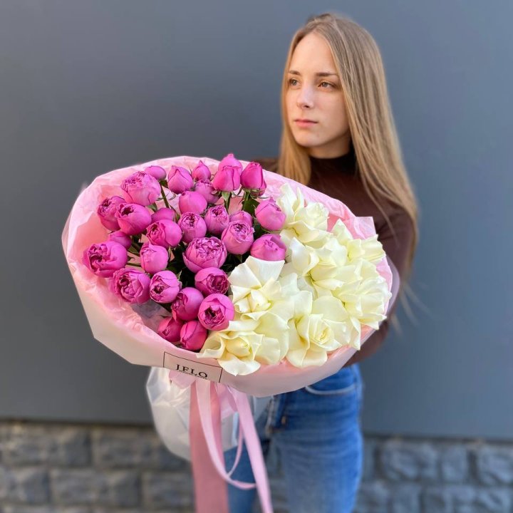 Дуо белых и кустовых роз в Набережных Челнах