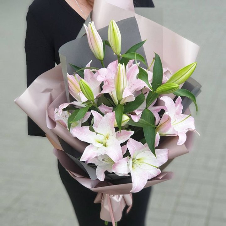 Букет розовых лилий в Набережных Челнах