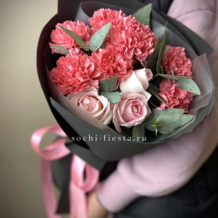 Букет из роз и диантусов "Пенелопа" в Набережных Челнах