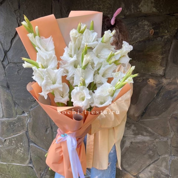 Букет белых гладиолусов  в Набережных Челнах