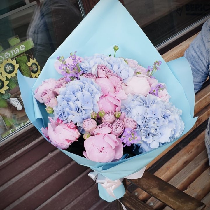 Букет с гортензиями "Блубери" в Набережных Челнах