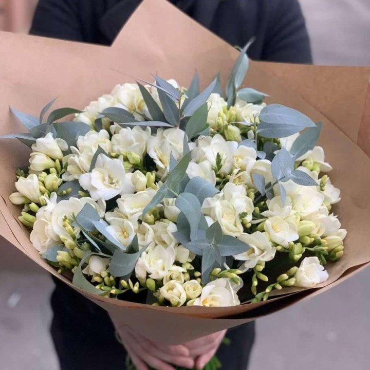 51 фрезия с эвкалиптом в Набережных Челнах