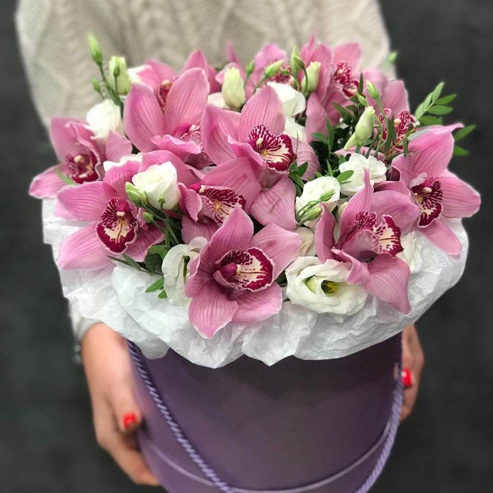 Орхидея и эустома в шляпной коробке в Набережных Челнах