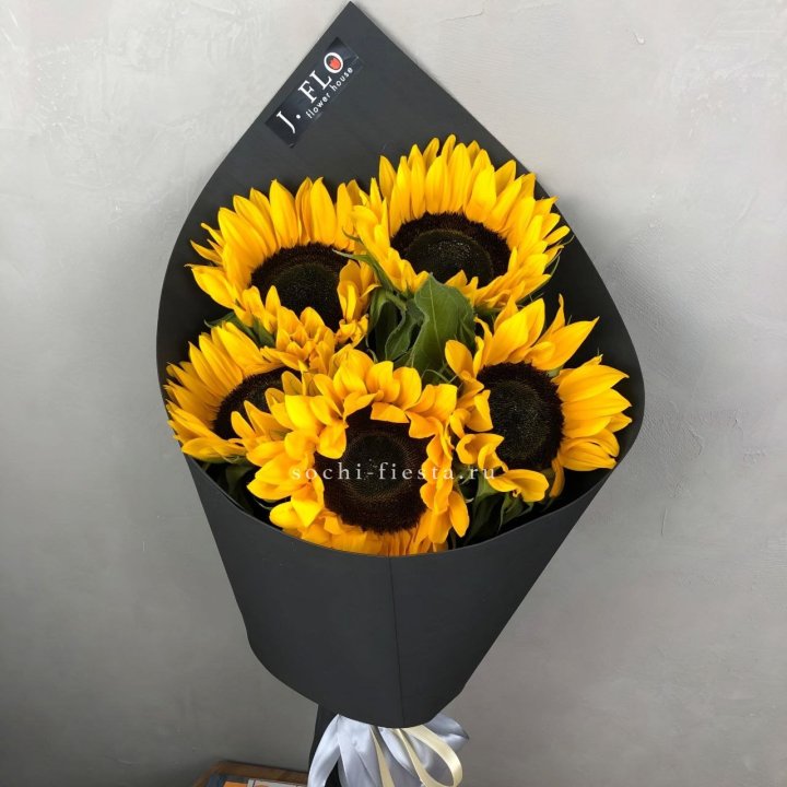 Букет из 5  подсолнухов в Набережных Челнах