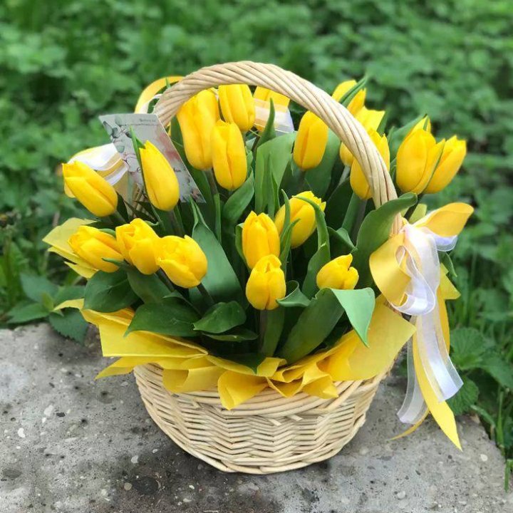 25 желтых тюльпанов в корзине в Набережных Челнах