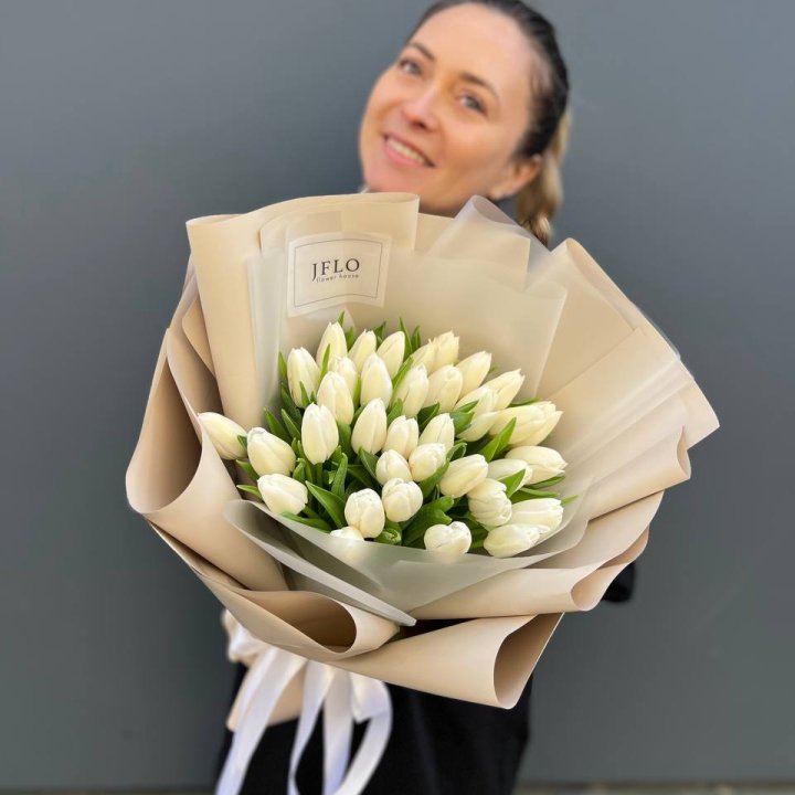 35 белых тюльпанов в Набережных Челнах