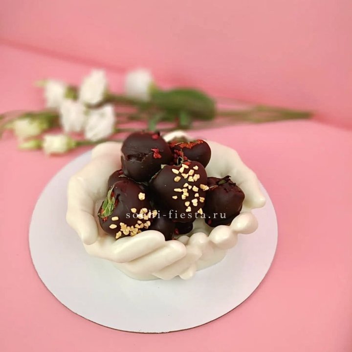 Клубника в шоколаде на шоколадных ладонях  в Набережных Челнах