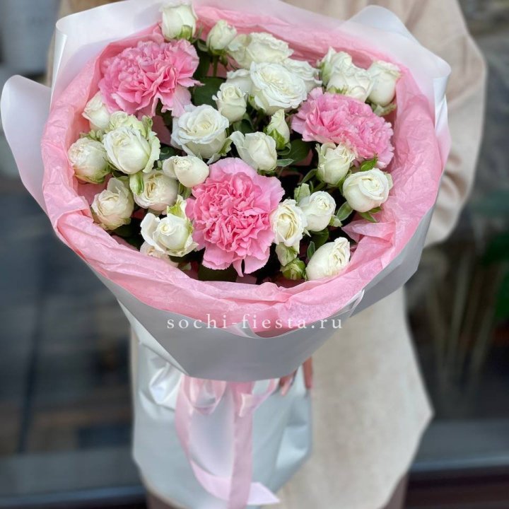 Букет розы с диантусами "Блэш" в Набережных Челнах