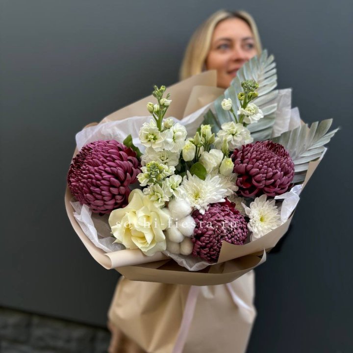 Хризантемы с маттиолой розами эустомой Чика в Набережных Челнах