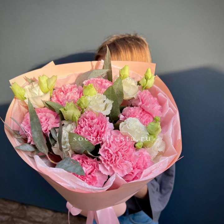 Букет гвоздик и  эустом "Сири" в Набережных Челнах