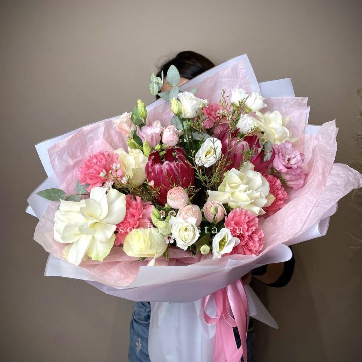 Букет с протеей, розами "Элеонора" в Набережных Челнах