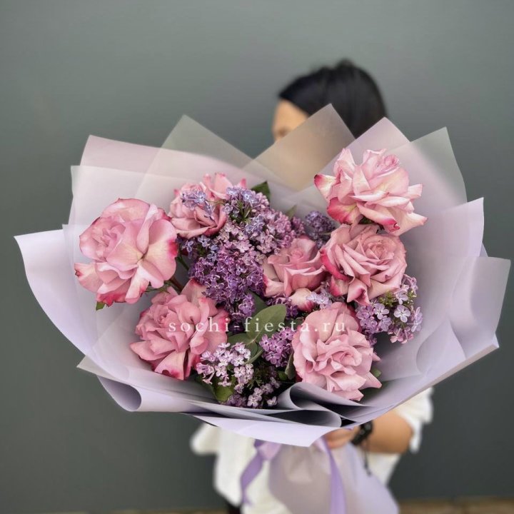 Букет из розовых роз и сирени в Набережных Челнах