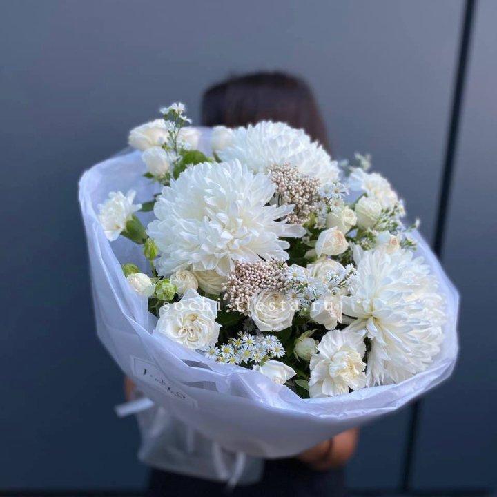 Букет хризантем и роз вайт шотс в Набережных Челнах