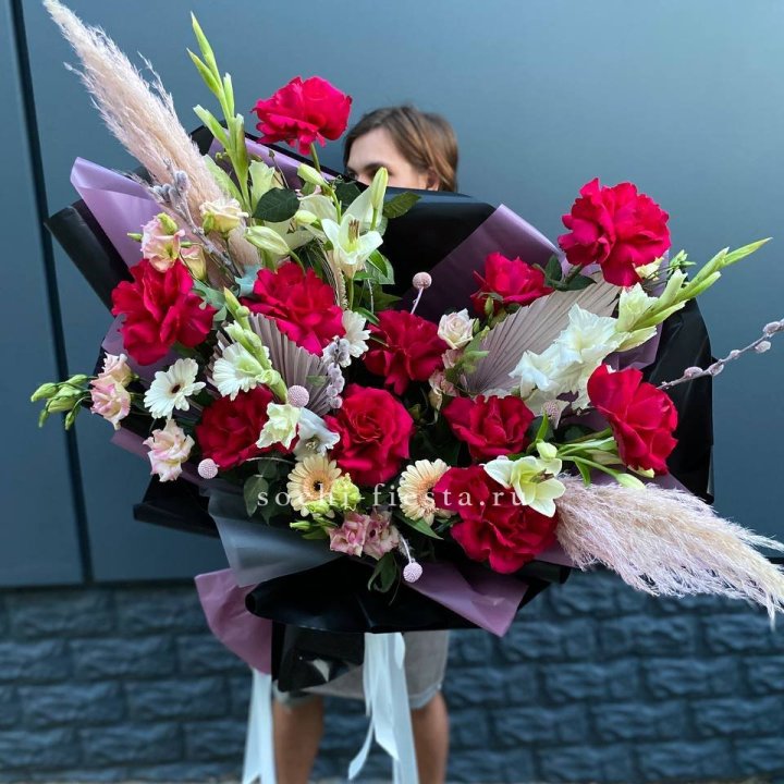 Дизайнерский букет Ред в Набережных Челнах