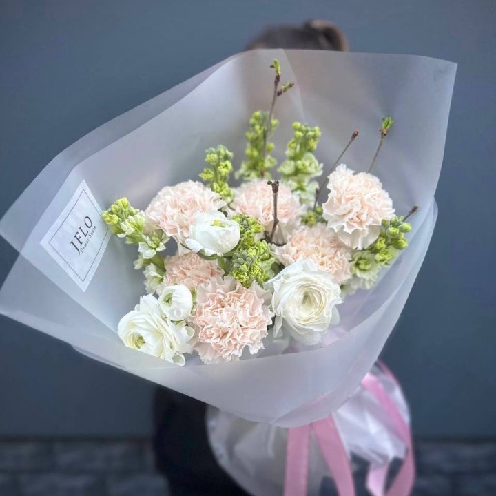 Букет маттиолы и ранункулюсов  в Набережных Челнах