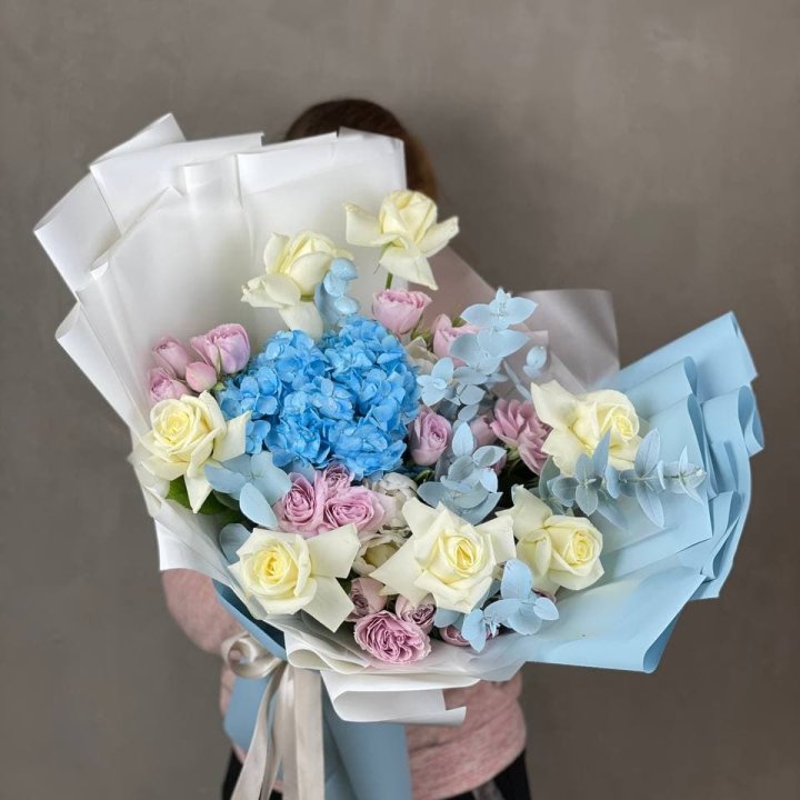 Дизайнерский букет "Блю скайфорт" в Набережных Челнах