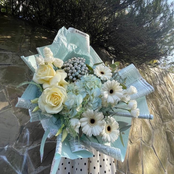 Дизайнерский букет "Линдж-блю" в Набережных Челнах