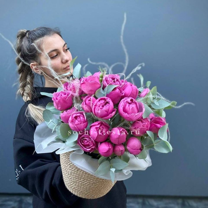 Пионовидные розы  в джутовом кашпо  в Набережных Челнах