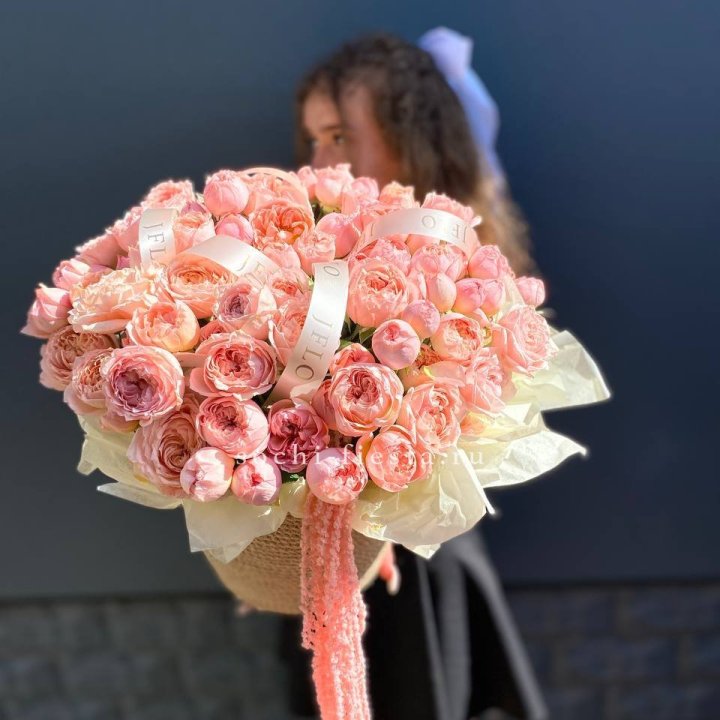 Кустовые розы Джульетта в джутовом кашпо в Набережных Челнах