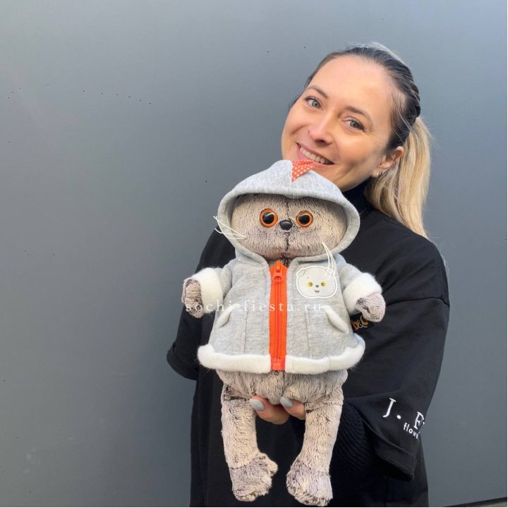 Кот Басик в толстовке в Набережных Челнах